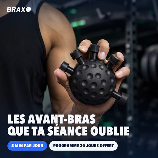 Main qui serre la balle d'entraînement BRAXO, avant-bras veiné